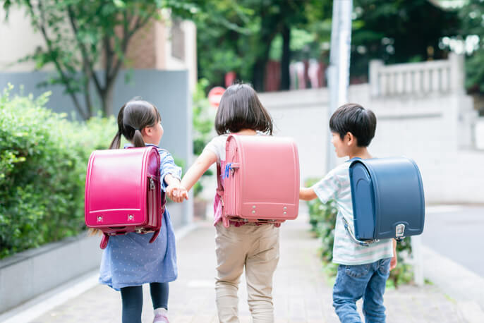 放課後に手を繋いで帰る小学生