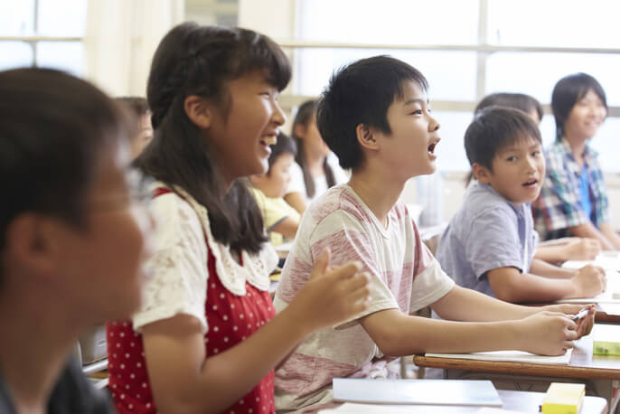 授業を受ける小学生の教室内の様子