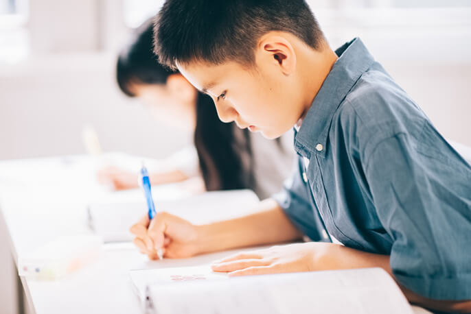 勉強する小学生の男の子