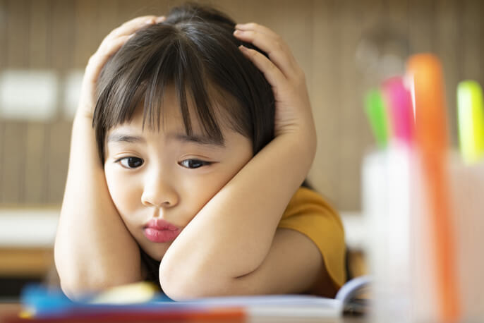 頭を抱える小学生
