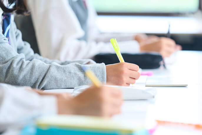 勉強をする子供の手元