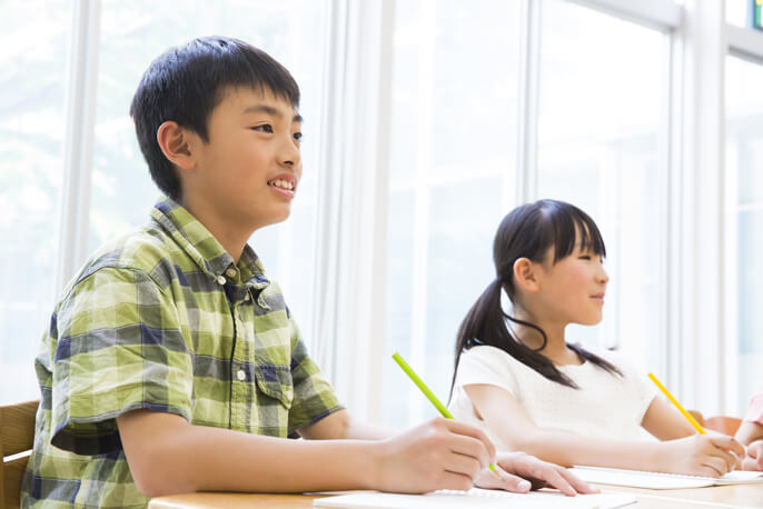 勉強する男の子と女の子