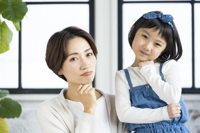 首を傾げる母と女の子