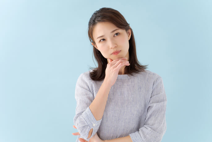 首を傾げる女性