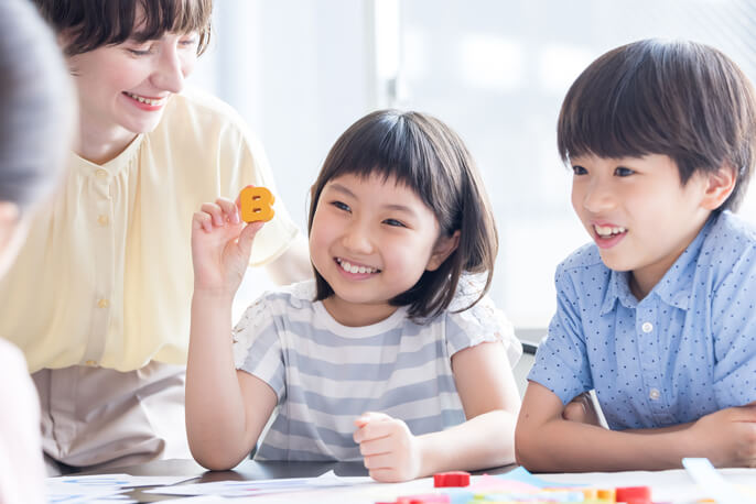 アルファベットのおもちゃで勉強する女の子と男の子