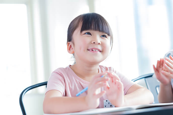 鉛筆を持つ女の子