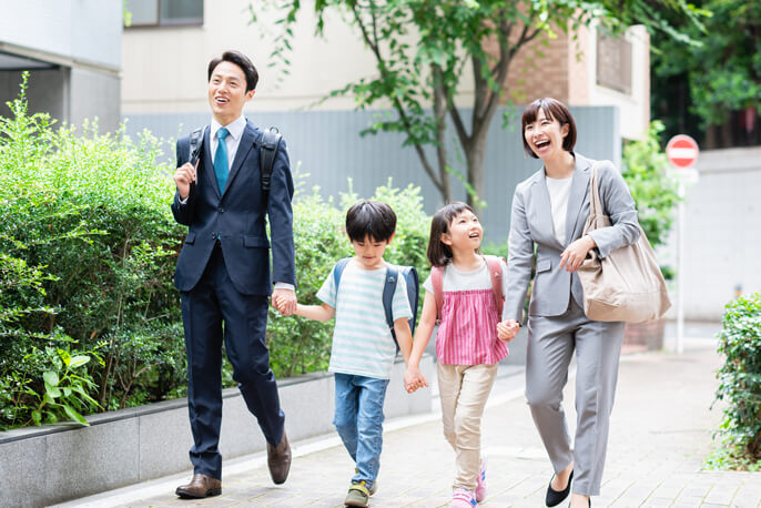出勤と登校を一緒にする4人家族