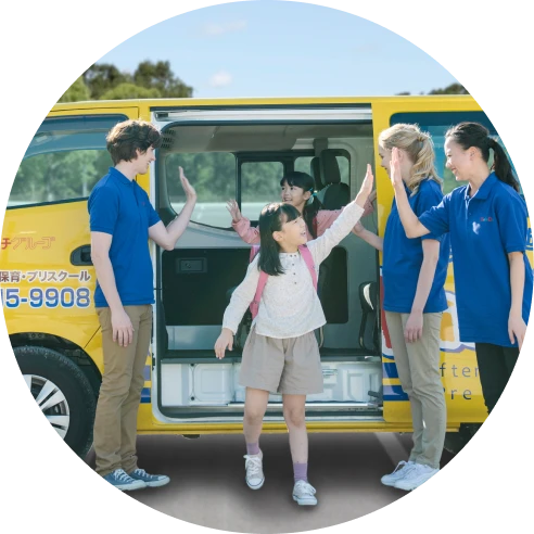 専用バスでお迎えの様子