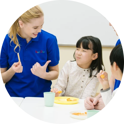 おやつを食べる様子