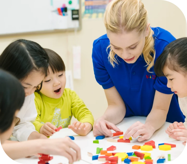 楽しく英語を学ぶ子供たち
