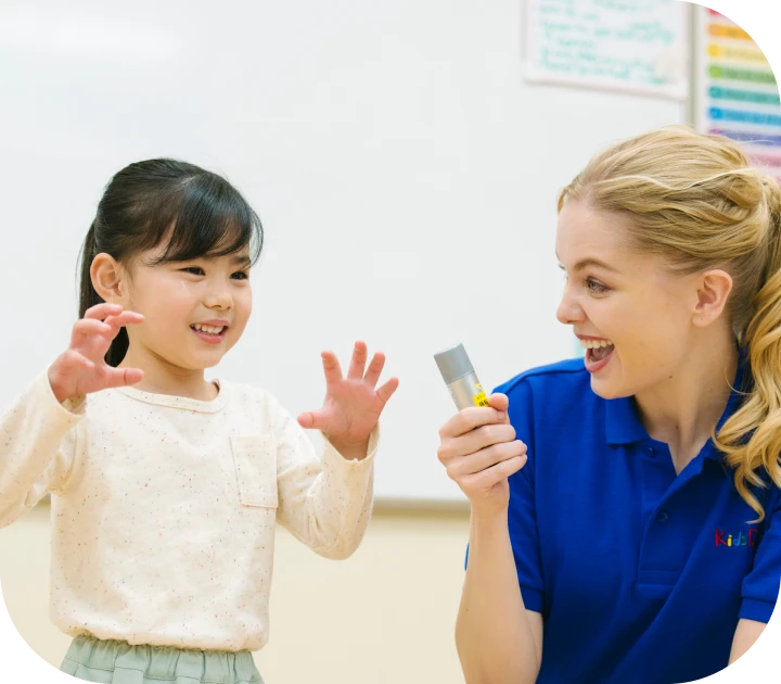 英語で遊ぶ子供たちとスタッフ