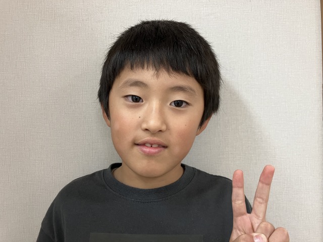 H君